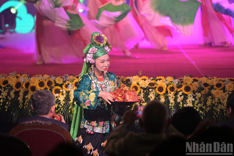 관객과 함께한 민속예술 교류는 어머니신 숭배 문화의 아름다움을 부각시켰다.