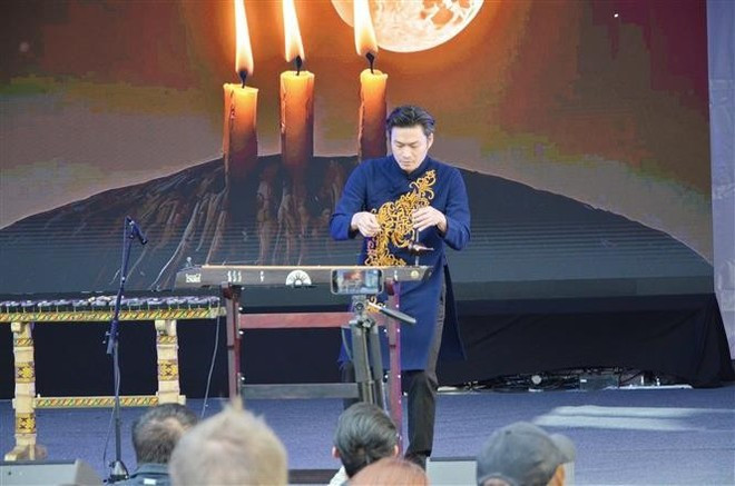 단바우(베트남 전통 단현악기) 공연 모습 (사진: VNA)