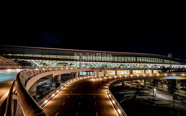 총 투자액 약 1조 1,000억 동, 연면적 11만 2,000㎡ 이상, 연간 2,000만 명 수용 능력을 갖춘 T3 터미널은 2025년 4월 공식 상업 운행을 시작했다.