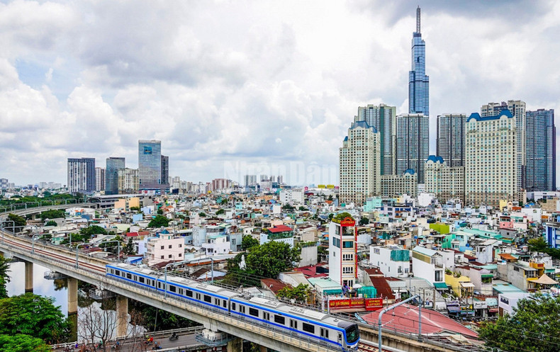 메트로 도입으로 지상 교통의 부담이 줄고, 대기질이 개선되었으며, 노선 주변 상업·서비스 발전도 촉진됐다. 1호선 메트로는 이제 역동적이고 현대적인 도시의 일상 리듬에 자연스럽게 녹아들었다.