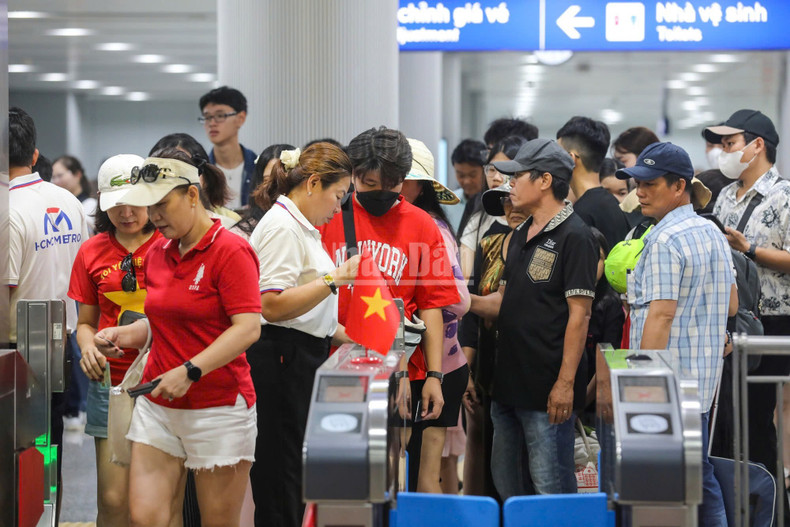 많은 시민들에게 메트로는 단순한 교통수단을 넘어 자신이 사는 현대 도시의 자부심을 상징한다.
