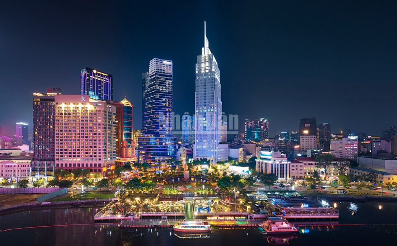 2만 3,000㎡ 이상 부지에 1,000억 동이 투입된 이 프로젝트는 기존의 오래된 나무를 최대한 보존하면서, 화강암 산책로, 잔디, 벤치, 조명 시스템, 새로운 여객·관광 선착장을 추가했다.