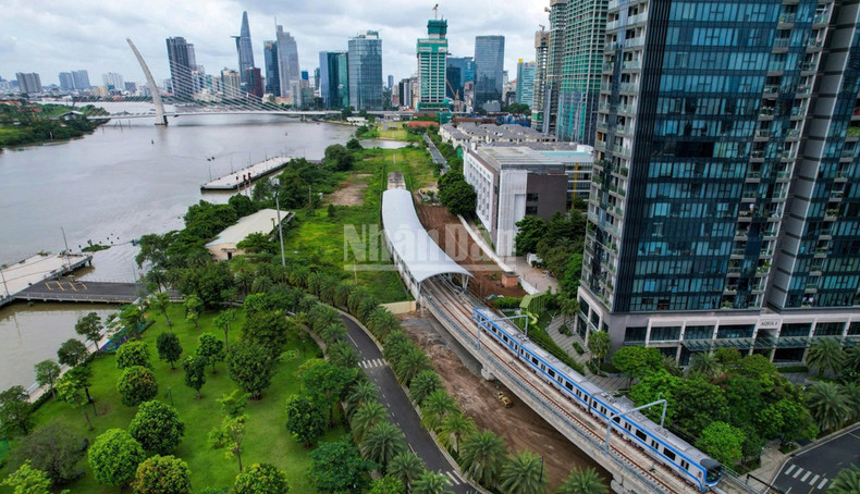 신도시를 관통하는 메트로는 도시 중심부 인구 분산 및 확장 계획과 맞물려 시민 이동을 한층 용이하게 한다.