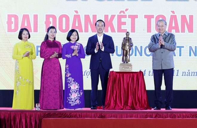 또 람 베트남 공산당 서기장이 하노이 트엉깟 동에 호찌민 주석 동상을 전달하고 있다. (사진: VNA)