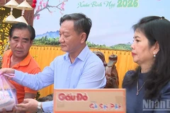 응우옌 민 땀 대사 내외가 행사에서 선물을 전달하고 있다. (사진: 주이 또안)