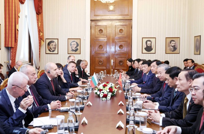 23일 또 럼 당 서기장과 루멘 라데프 불가리아 대통령의 회담 모습. (사진: VNA)