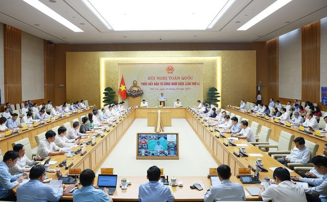 2025년 공공투자 촉진을 위한 네 번째 전국 회의 모습. 회의는 정부 청사에서 대면으로, 34개 성·시와 온라인으로 연결해 진행됐다. (사진: VNA)
