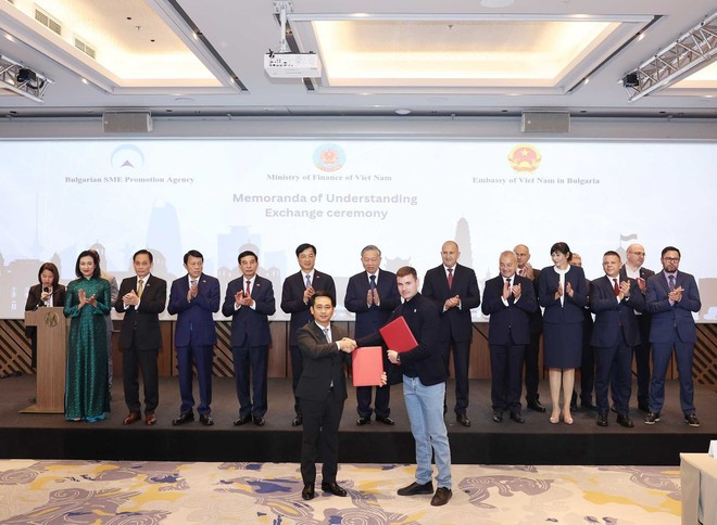 양국 정상은 포럼에서 여러 협력 협정서의 교환을 직접 지켜봤다. (사진: VNA)