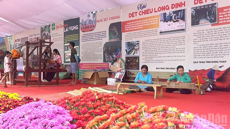 ‘유산 지역 공간’에서 다양한 체험을 하는 방문객들.