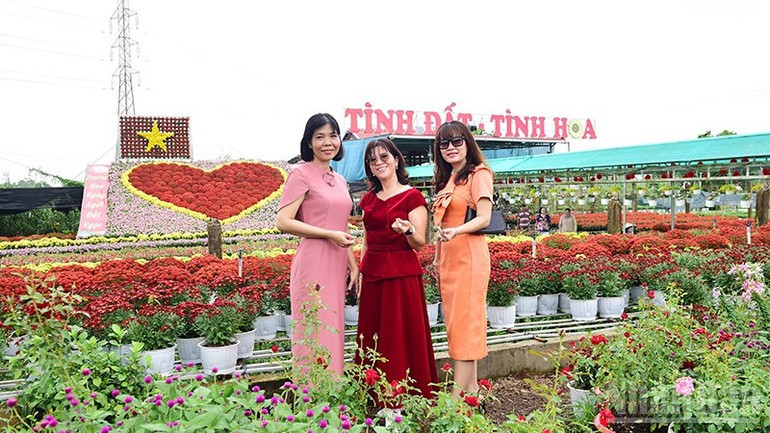 방문객들이 1,600개의 생화 화분으로 조성된 약 70㎡ 규모의 대형 플로럴 하트 ‘하트’ 미니어처 앞에서 포즈를 취하고 있다.