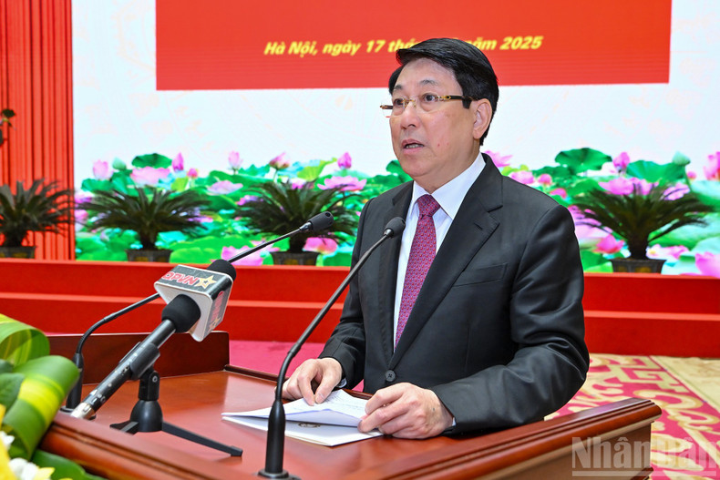 르엉 끄엉 국가주석이 회의에서 기조연설을 하고 있다.