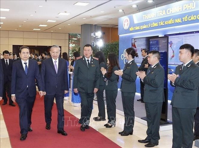 또 럼 당 서기장, 쩐 타인 먼 국회의장 등 당 및 국가 지도자들이 베트남 감사 부문 전통의 날 80주년 기념식에 참석하고 있다. (사진: VNA)