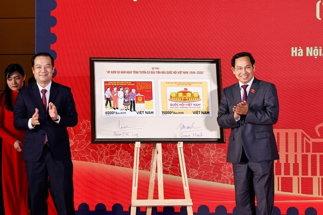 2일 하노이에서 열린 기념식에서 제1차 총선(1946–2026) 80주년을 기념하는 우표 세트가 공개됐다. (사진: VNA)
