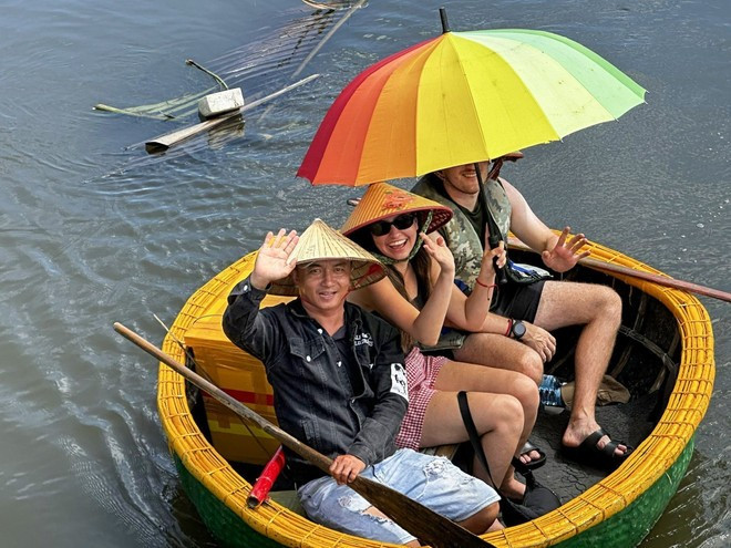 다낭시 호이안동 지역 깜탄 관광마을에서 국제 관광객들이 바구니 배 체험을 즐기고 있다. (사진: VNA)