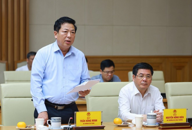 쩐 홍 민 건설부 장관이 회의에서 발언하고 있다. (사진: VNA)