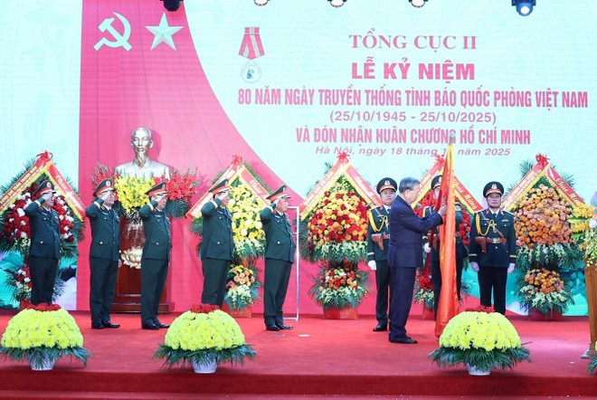 또 럼 베트남 당 서기장이 국방정보총국 2부의 80주년을 맞아 호찌민 훈장을 수여하고 있다. (사진: VNA)