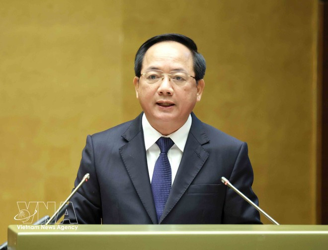 당 중앙위원회 서기 겸 정치국 위원인 짜인 반 꾸옛 당 중앙위원회 선전교육대중동원위원회 위원장이 참가자들에게 베트남 문화 발전에 관한 결의안 제80-NQ/TW의 주요 내용을 설명하고 있다. (사진: VNA)