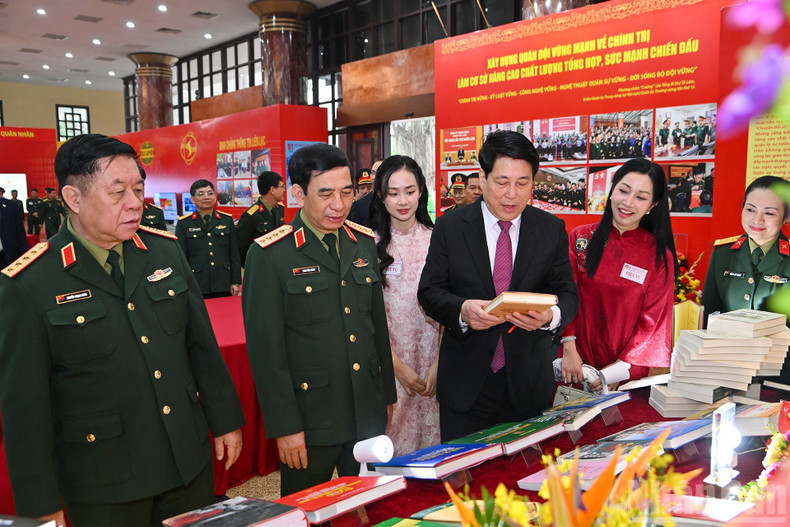 르엉 끄엉 국가주석과 대표단이 회의장 전시회를 둘러보고 있다.