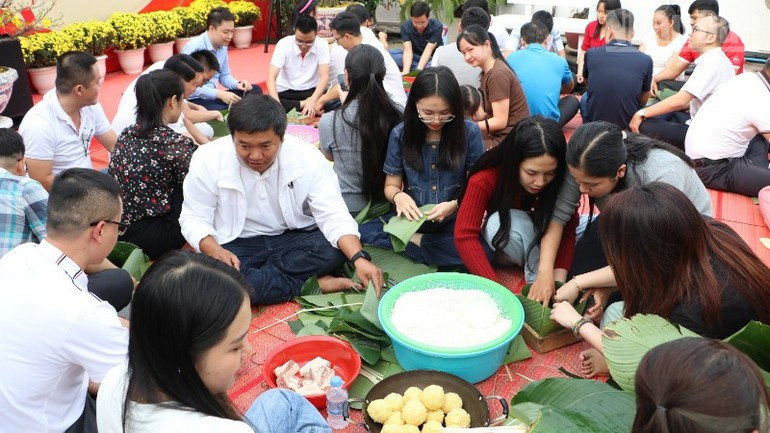 반쯩 만들기 행사는 '사원의 나라'로 불리는 캄보디아 현지인들에게도 베트남의 풍습과 전통을 더 깊이 이해할 수 있는 계기를 제공하며, 두 인접 국가 간의 우호와 협력을 더욱 돈독히 하는 데 기여한다. (사진: HUY VU)