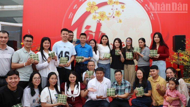 이번 행사는 2026년 설을 맞아 활기차고 즐거운 분위기를 조성함으로써, 연말에 고국으로 돌아가지 못하는 베트남 직원들의 사기를 높이고 향수를 달래는 데 실질적인 의미를 지닌다. (사진: HUY VU)