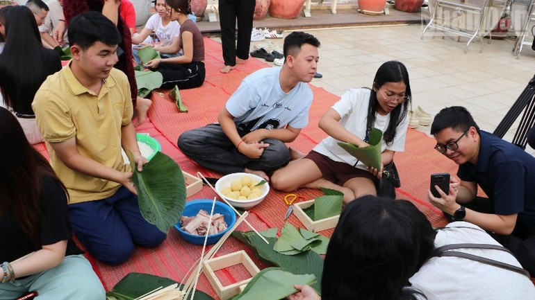 많은 참가자, 특히 베트남 직원들에게 이번 프로그램은 단순한 기업 단합 활동을 넘어, 익숙한 추억과 설 명절을 앞둔 분주한 분위기를 되살리는 소중한 시간이다. (사진: HUY VU)
