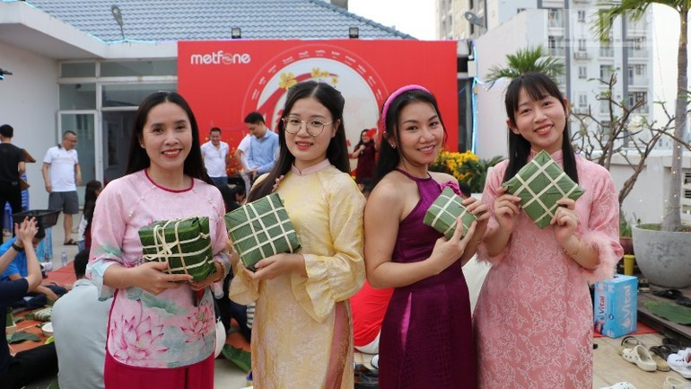 완성된 반쯩은 Metfone의 각 부서와 지점, 캄보디아 전역의 지사로 전달되어, 따뜻한 설의 정과 고향의 향취를 나누게 된다. (사진: HUY VU)