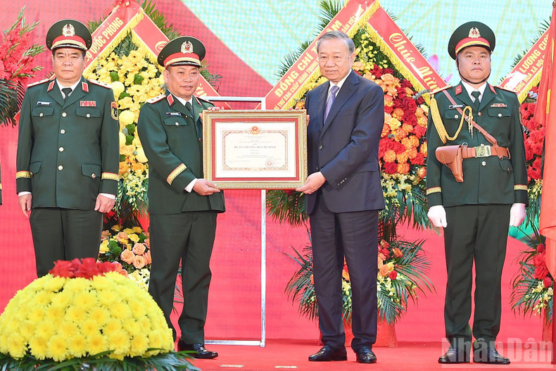 또 럼 당 서기장 겸 중앙군사위원회 서기가 국방부 산하 제2총참에 호찌민 훈장을 수여했다.