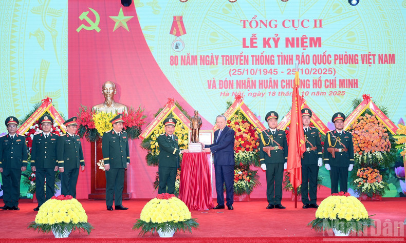 또 럼 당 서기장 겸 중앙군사위원회 서기가 총참모부에 호찌민 주석 동상을 전달했다.