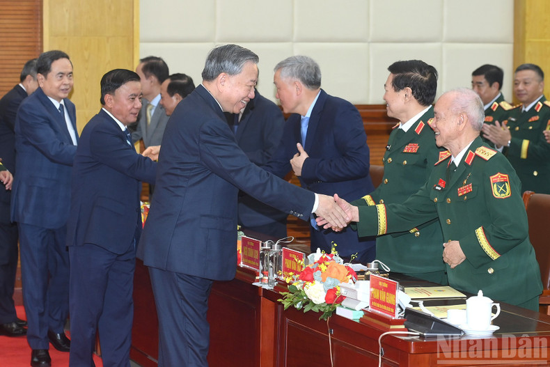 또 럼 당 서기장 겸 중앙군사위원회 서기와 주요 대표단이 기념식에 참석했다.