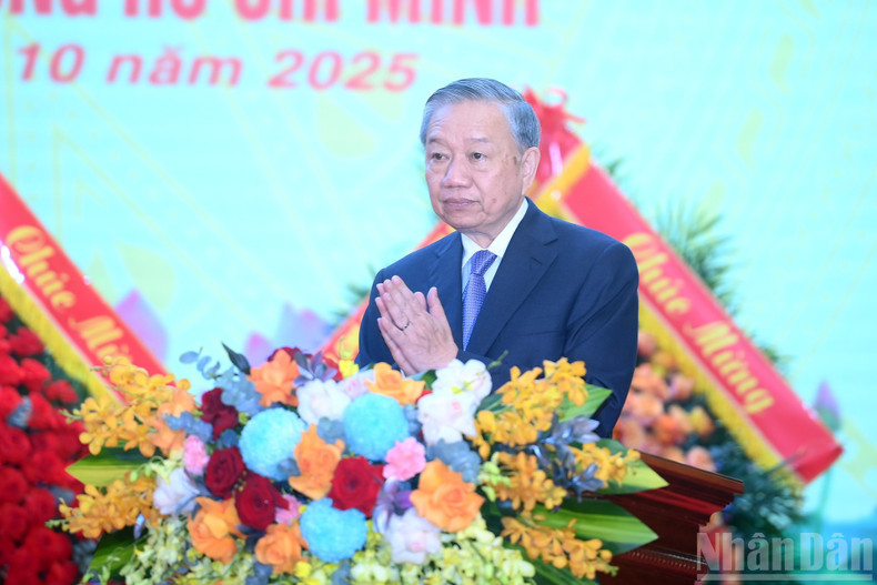 또 럼 당 서기장이 기념식에서 기조연설을 했다.