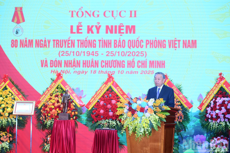 또 럼 당 서기장이 기념식에서 기조연설을 했다.