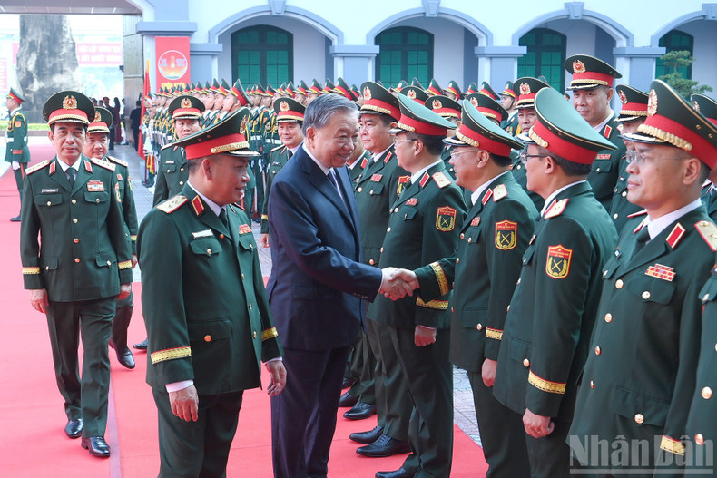 제2 총참모부 수뇌부와 지휘관들이 또럼 당 서기장을 환영하고있다.