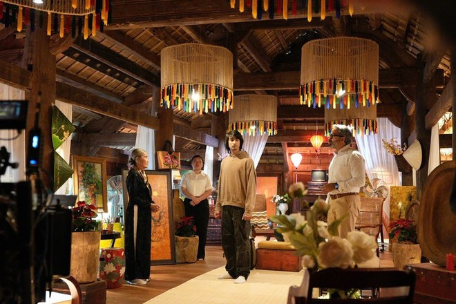 베트남과 인도 배우들이 한 장면을 연기하고 있다(사진: nhandan.vn)