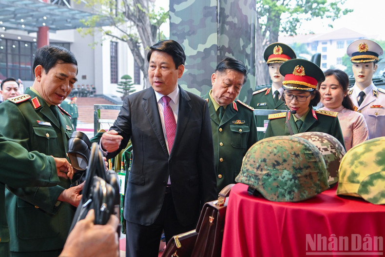 르엉 끄엉 국가주석과 대표단이 회의 부대행사로 마련된 전시회를 참관하고 있다.