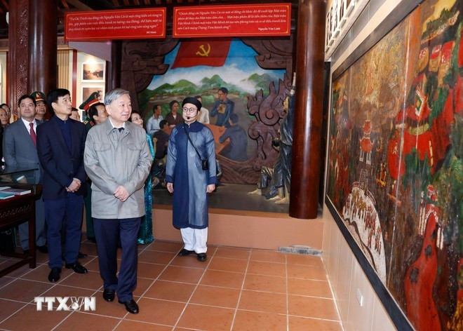 또럼 당 서기장이 박닌성에 위치한 고(故) 응우옌반끄 전 당 서기장 기념관을 방문하고 있다. (사진: VNA)