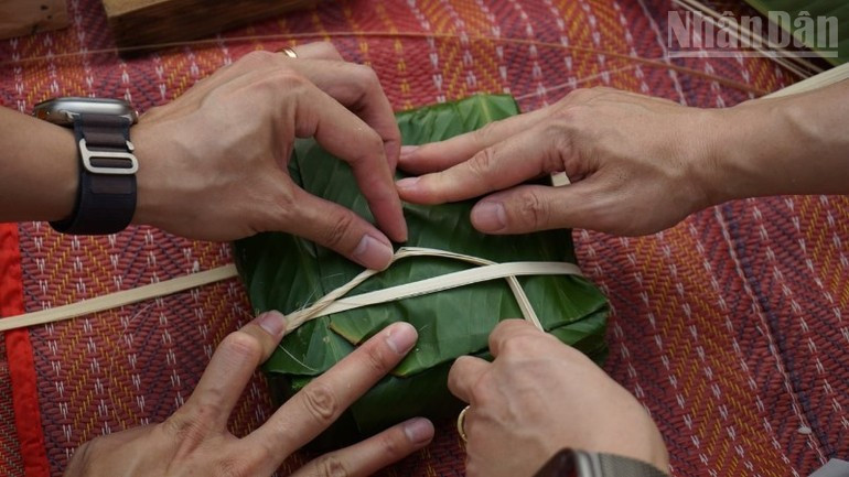 각 반쯩은 모두의 정성과 우정이 담긴 공동의 산물로, 캄보디아 내 동포와 친구들에게 따뜻한 마음을 전한다. (사진: DINH TRUONG)