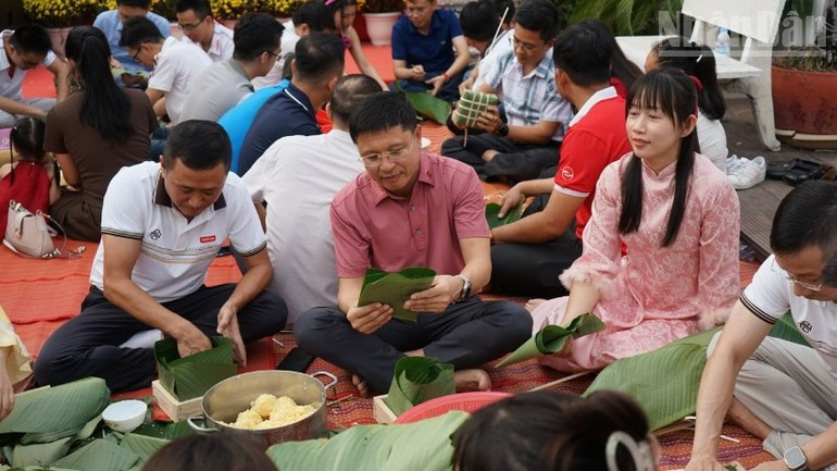 Metfone 까오만득 총괄이사(가운데)는 이 프로그램이 매년 개최되는 기업의 연례 행사로 자리 잡았다며 고국에 돌아가지 못하는 직원들에게 설의 정취를 전하고, 베트남 문화를 캄보디아 친구들에게 알리기 위한 것이라고 밝혔다. (사진: DINH TRUONG)