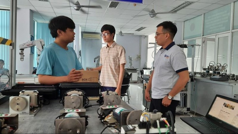 호찌민시 하이테크파크 교육센터에서 진행되는 자동화 교육.