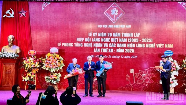 부꿕뚜언 선임전문가와 까오득팟 전 농업농촌개발부 장관이 베트남 공예촌협회 설립에 크게 기여한 공로로 행사에 참석하고 있다. (사진: HNV)