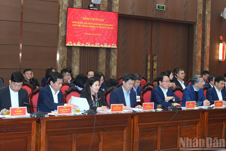 실무 회의에 참석한 대표단.