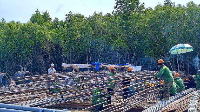 혼콰이섬 교통 연결 사업 현장에서 밤낮없이 일하는 기술자와 근로자들.