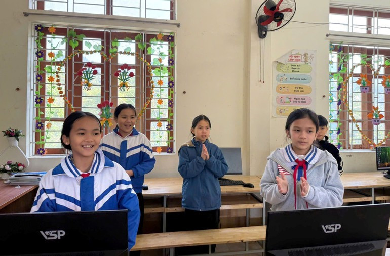 정보기술 접근에 기뻐하는 학생들.