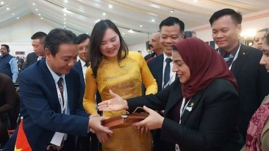 유네스코의 동호 민화 공예 등재 이후, 각국 대표들이 베트남 대표단을 축하하고 있다.