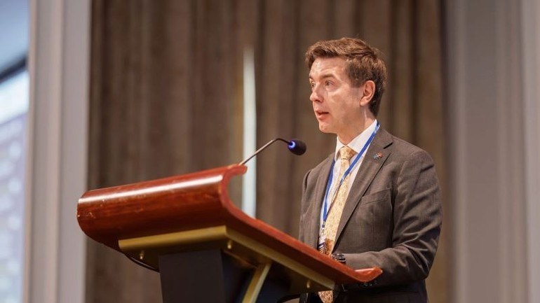 줄리앙 게리에 주베트남 EU 대사가 포럼에서 연설하고 있다.