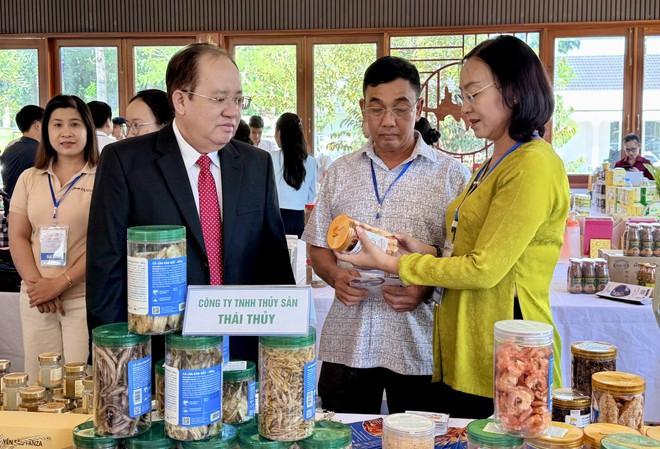 회의 부대행사로 열린 전시회에서 대표단이 베트남 기업의 우수 제품을 둘러보고 있다. (사진: VNA)