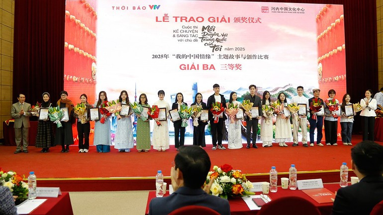 3등상이 참가자들에게 수여되고 있다.