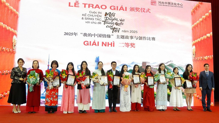 2등상이 참가자들에게 수여되고 있다.