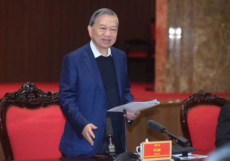 실무 회의에서 발언하는 또럼 당 서기장.