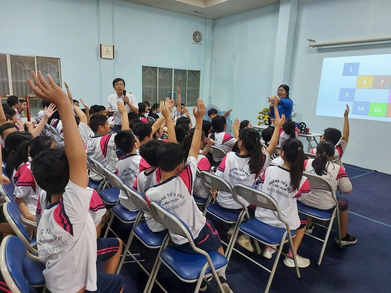 학생들이 전기 절약 솔루션에 관한 특별 수업에 참여하고 있다.