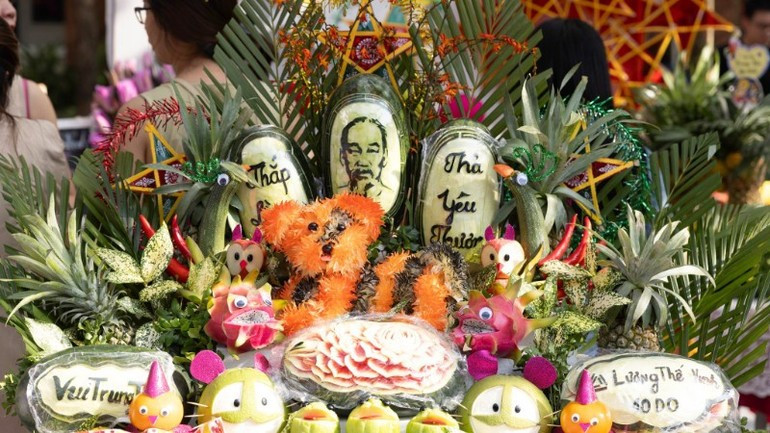 아름답게 꾸며진 중추절 잔칫상.